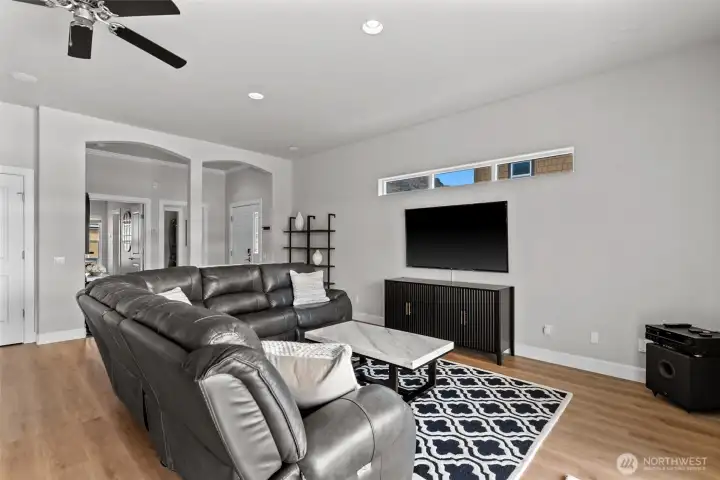 Open Concept, High Celings, Upgraded