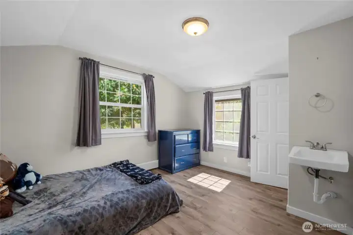 1st floor bedroom with ensuite