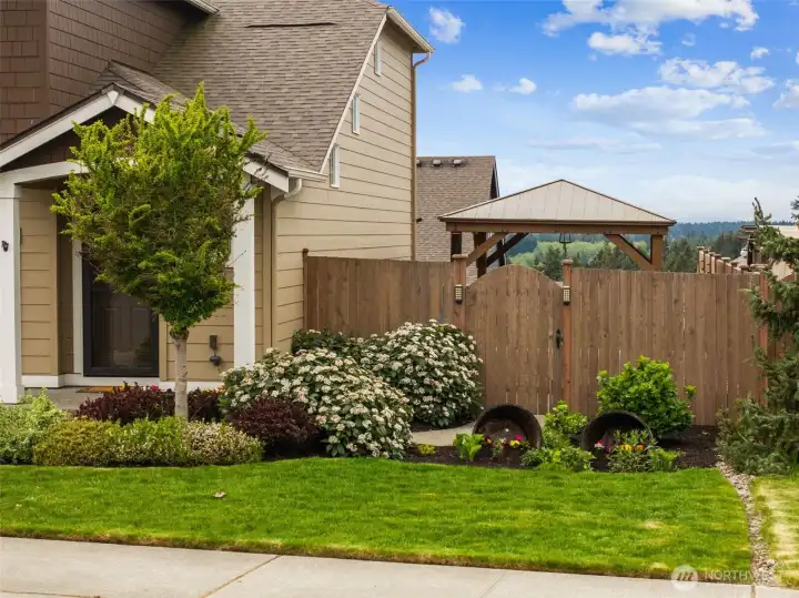 Come take a peek at this back yard and entertaining area!