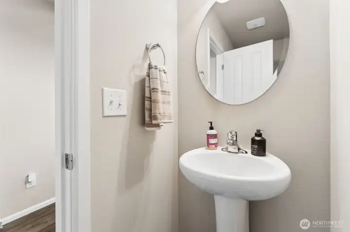 Powder bath by entrance.