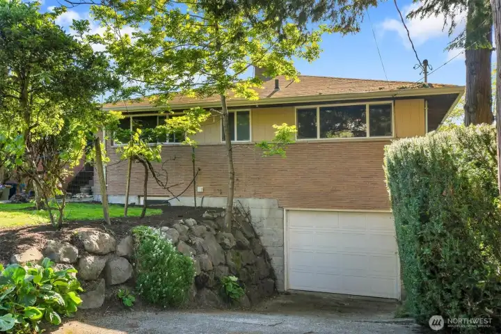 This is a classic mid-century charmer located in the sought after Seaview neighborhood.