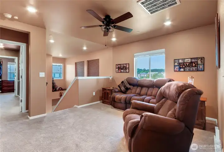 Bonus area at top of the stairs. Bonus area at top of the stairs.