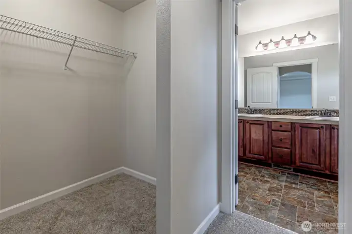 2 walk-in Closets