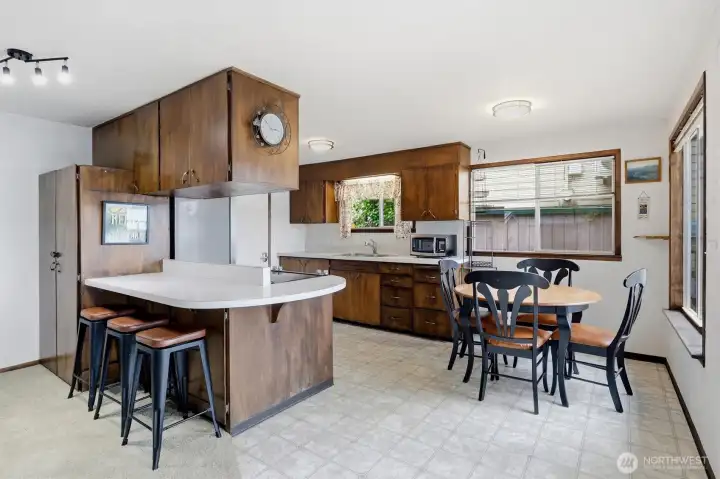 Eating space in the kitchen plus more seating at the counter