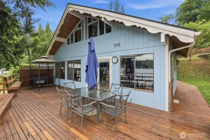 Large deck perfect for  lakefront BBQ's.