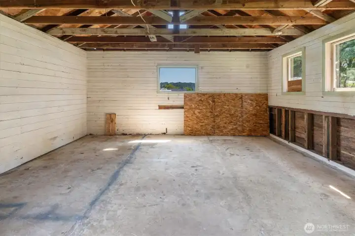 Exterior outbuilding with so much opportunity!