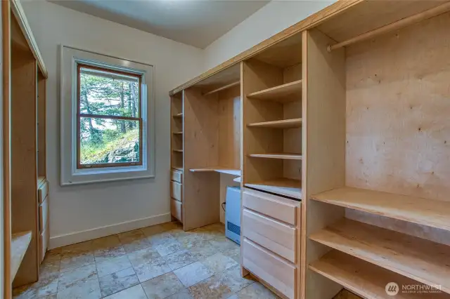 Expansive closet