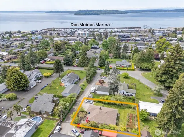 Enjoy a view of the home’s prime location near downtown Des Moines—just a short walk to local restaurants, the Des Moines Marina, and a variety of other attractions!