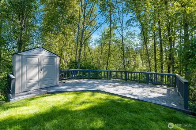 Big entertaining deck w/ outbuilding