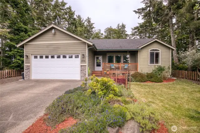 Charming 3 bedroom 2 full bath home across from Chinook park and Duck Lake