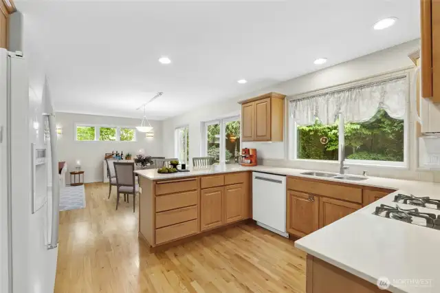 Spacious Kitchen w/pantry