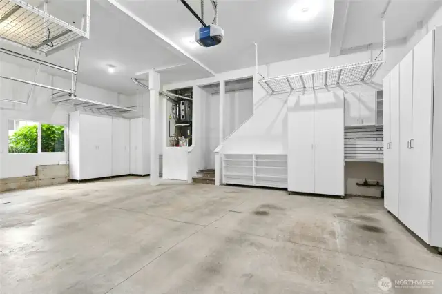Garage w/tons of storage