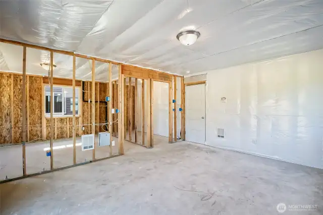 Photographs are for illustrative purposes only. Features, finishes, interior/exterior colors, landscaping and floorplan shown may vary from actual homes built.