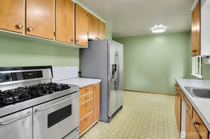 Original kitchen, very well maintained! Stainless appliances, too!