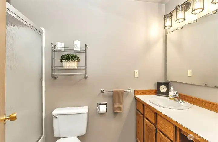 Main floor full bathroom