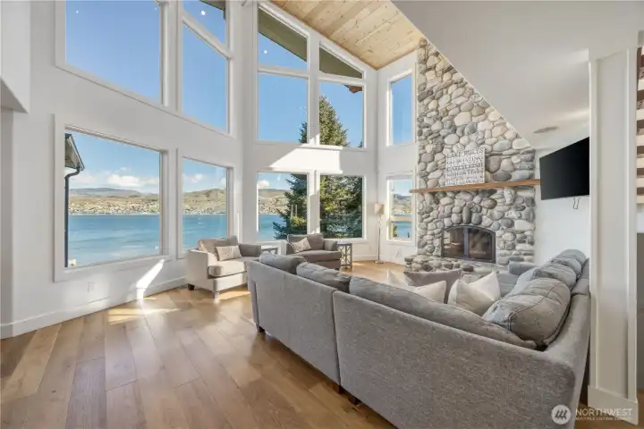 Lake Chelan views—light-filled luxury living designed for relaxation, entertaining, and unforgettable sunsets.