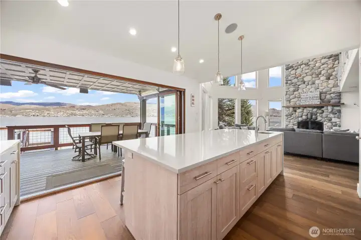 Indoor-Outdoor expansive living with nano-style make living lakeside in Chelan a dream