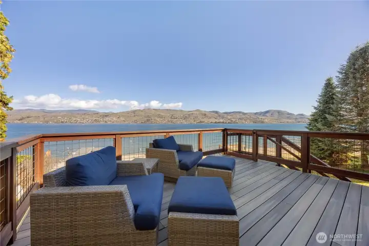 Morning coffee lakeside in Chelan