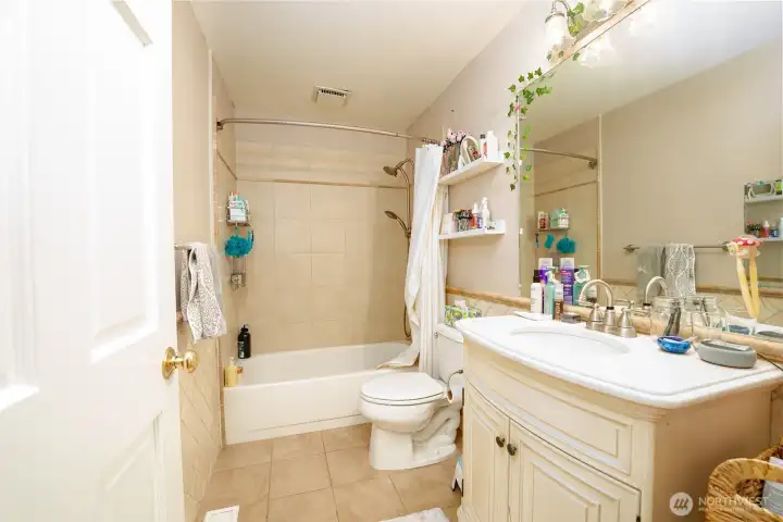 Upstairs Full Bathroom Upstairs Full Bathroom