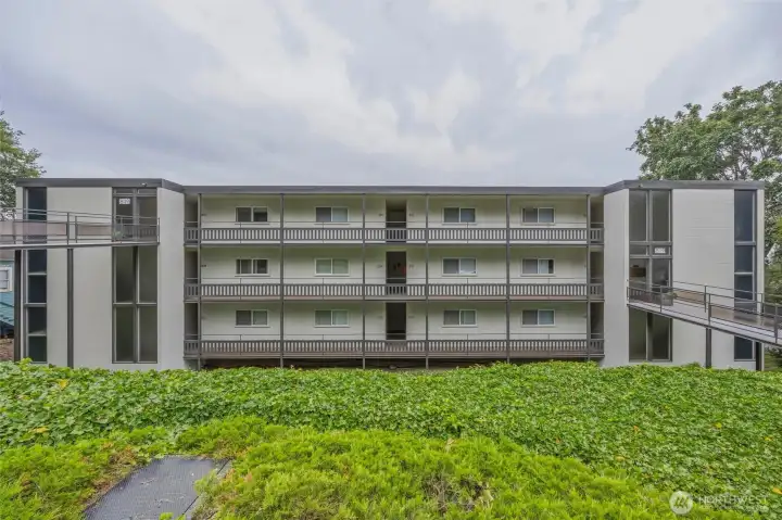 Building was recently painted and has been very well maintained by HOA Building was recently painted and has been very well maintained by HOA