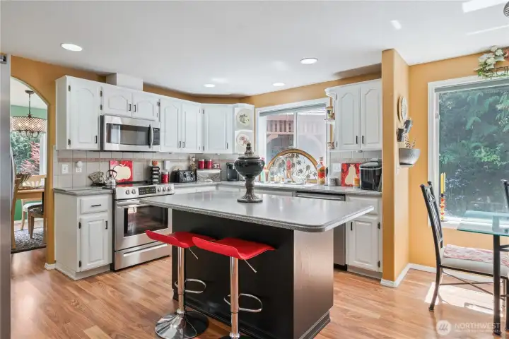 Kitchen Island w/Eating Bar