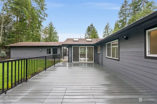 The huge back deck with railings.