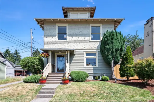 Welcome to 811 S Junett St - a true Tacoma treasure!