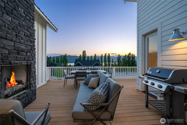 Outdoor gas fireplace