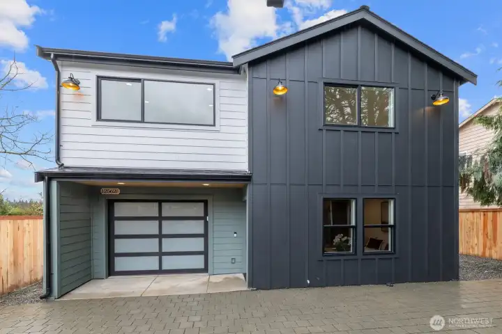 Erez Model with a huge yard, and 2 parking spaces! 1 covered, one off street