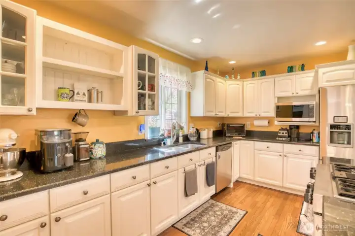 Large beautiful kitchen with island