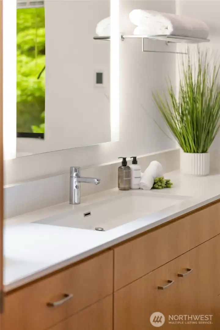 Filled with natural light and surrounded by greenery, this primary bathroom offers a true sense of zen.