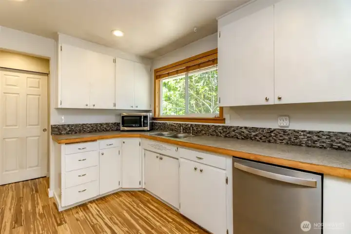 Kitchen w/plenty of cabinet space