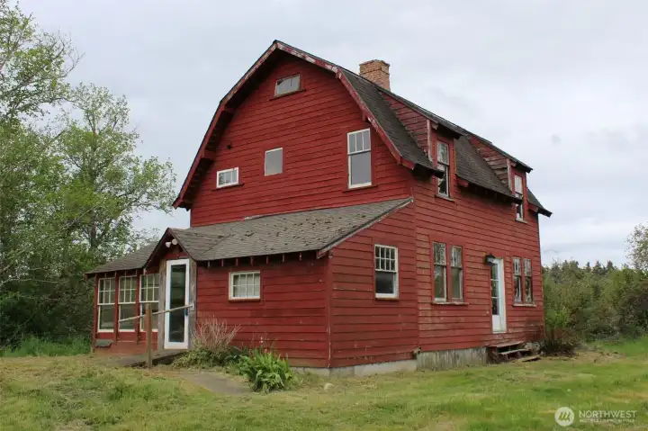 House with large rooms and cozy wood stove