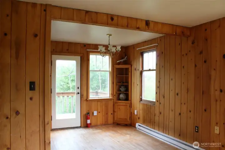 dining right off kitchen