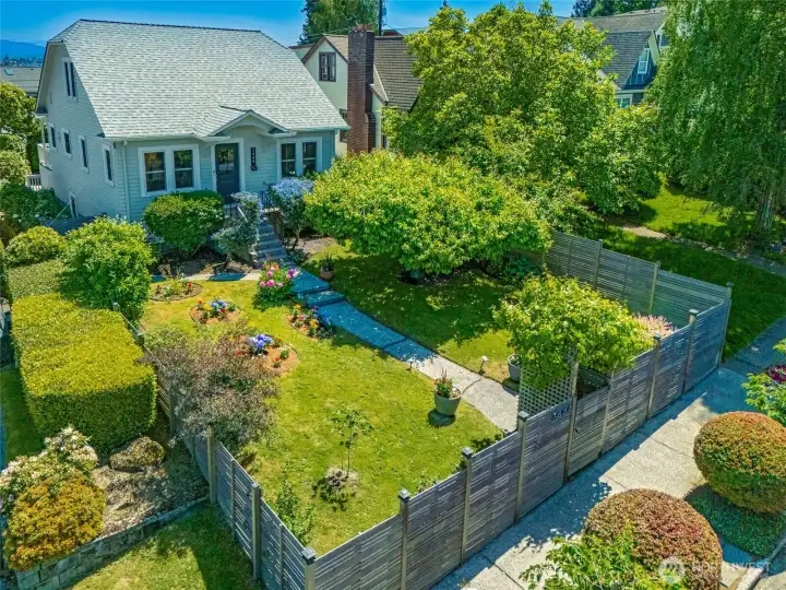 Charming home on quiet street in north QA neighborhood. Charming home on quiet street in north QA neighborhood.