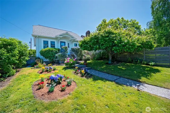 Beautifully landscaped fenced front yard. Beautifully landscaped fenced front yard.