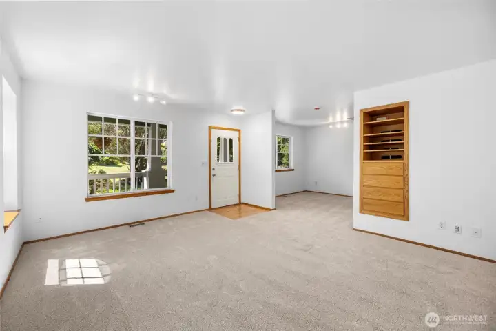 Bonus room off the living room. Could be made into a guest room/den/library. Bonus room off the living room. Could be made into a guest room/den/library.