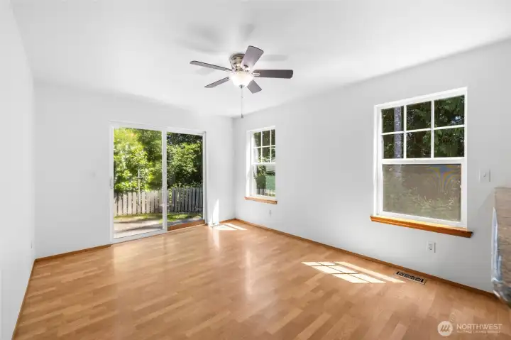 A large dining room perfect for entertaining a room full. A large dining room perfect for entertaining a room full.
