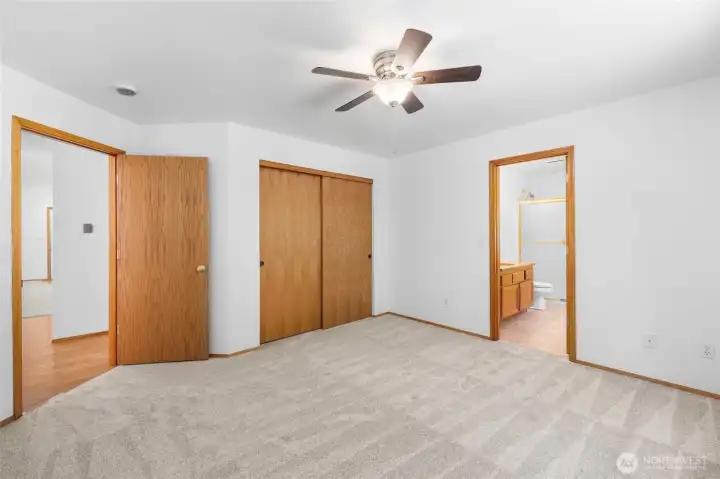Large primary suite located on the main floor, featuring brand-new carpeting and an attached full bathroom. Large primary suite located on the main floor, featuring brand-new carpeting and an attached full bathroom.
