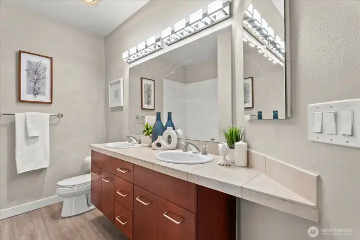 Hall bath with en suite access to 2nd bedroom