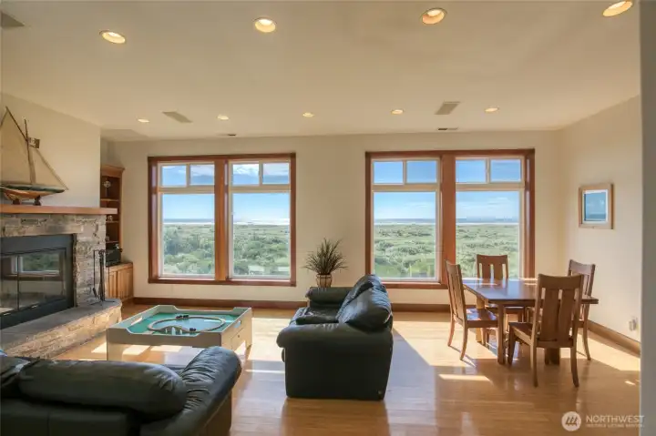 2nd-level: Enjoy these absolutely gorgeous views of the Ocean! 2nd-level: Enjoy these absolutely gorgeous views of the Ocean!