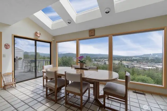 Kitchen eat-in dining area with views