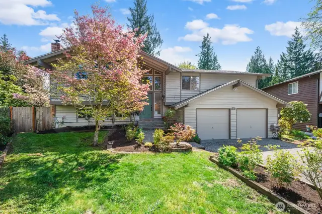 Easy access to so many things! Hungry for breakfast? Patty's Eggs Nest and Top Pot donuts just down the street.  Grabbing groceries? Town & Country market and Sprouts are near by. Just 20 minutes to wine country! Short distance to lake access.