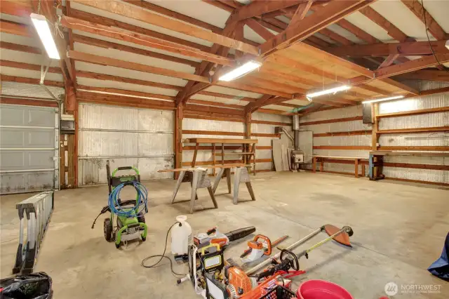 Shop space!!!! 24 x 40! Any handyman, woodworker, car enthusiast or outdoorsman's dream!