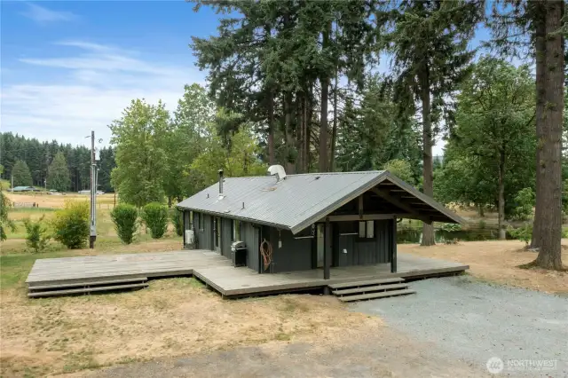 Whether it’s morning coffee or evening sunsets, this deck was made for soaking in the serenity.