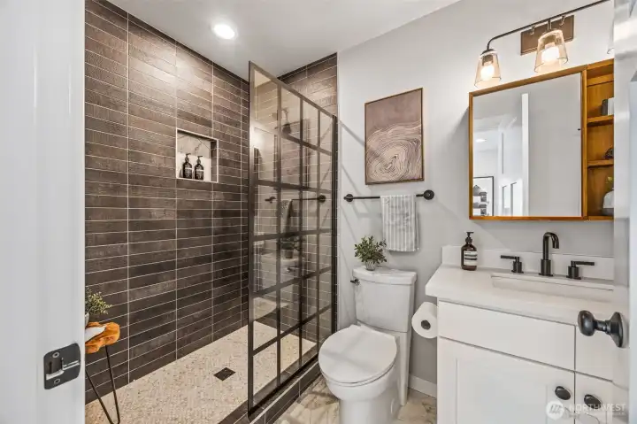 Beautiful main floor bathroom en-suite with designer finishes.