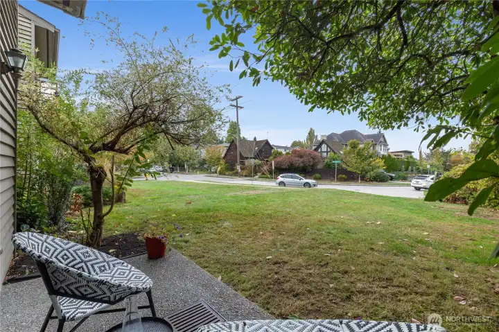 Backs onto large common lawn