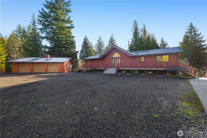 Large driveway with plenty of parking