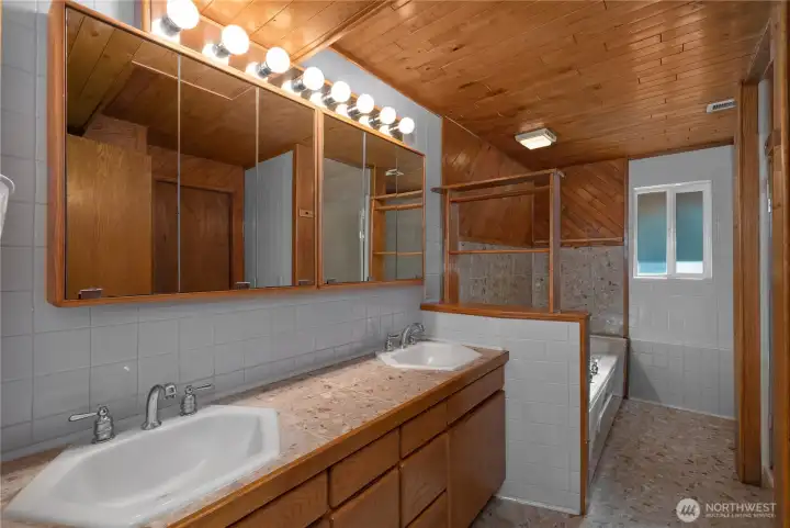 Hallway full bath (lower level)