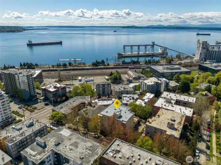 10 min walk to the new overpass that takes you to Myrtle Edwards park, Olympic Sculpture Park and the waterfront.